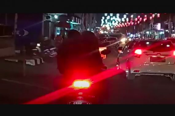 Sejoli Ciuman di Atas Sepeda Motor yang Tengah Melaju, Videonya Viral, Berakhir Memalukan - JPNN.COM