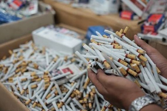 Operasi Gempur Bea Cukai Amankan Ratusan Ribu Batang Rokok Ilegal - JPNN.COM