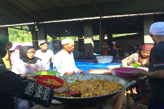 Ada Nasi Bukhari sebagai Hidangan Khas Haul KH Sholeh Nahrawi Genggong - JPNN.COM