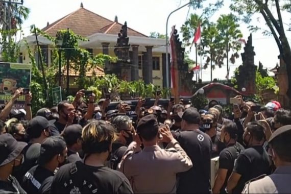 Puluhan Pendukung Jerinx SID Datangi Kejati Bali, Titip Pesan Khusus - JPNN.COM