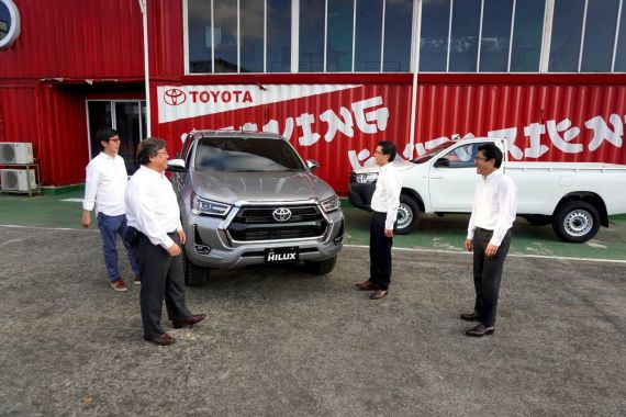 Toyota Hilux Baru Bertampang Gagah Resmi Mengaspal, Sebegini Harganya - JPNN.COM