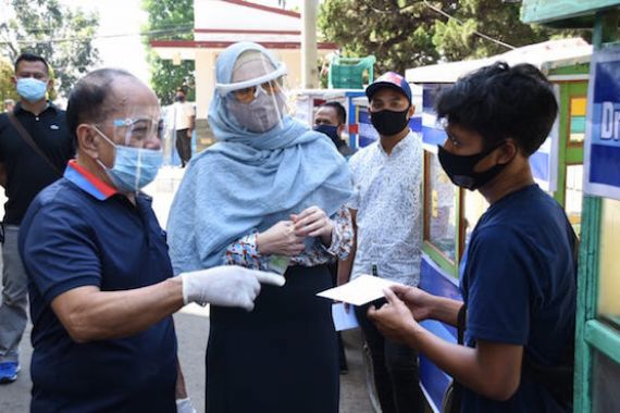 Syarief Hasan Berikan Bantuan Modal Usaha Kepada Pelaku UMKM di Kabupaten Cianjur - JPNN.COM