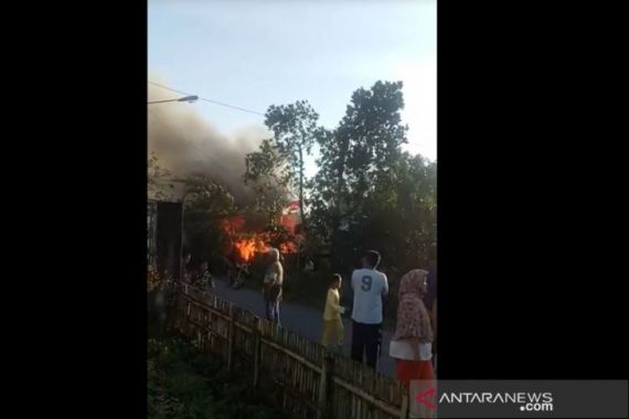 Detik-detik Balita Umur 2 Tahun Tewas Mengenaskan dalam Kebakaran Rumah - JPNN.COM