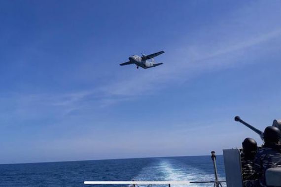 Sigap! Kapal Perang TNI AL Arahkan Senjata Anti-Udara ke Pesawat Musuh - JPNN.COM