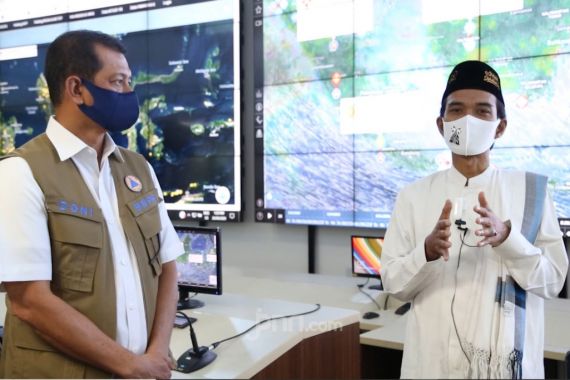 UAS Sambangi Markas BNPB, Saat Berceramah Didampingi Jenderal TNI - JPNN.COM
