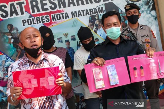 SH Malah Sibuk Menguyah Sesuatu Saat Digerebek Polisi, Ternyata Cuma Modus - JPNN.COM