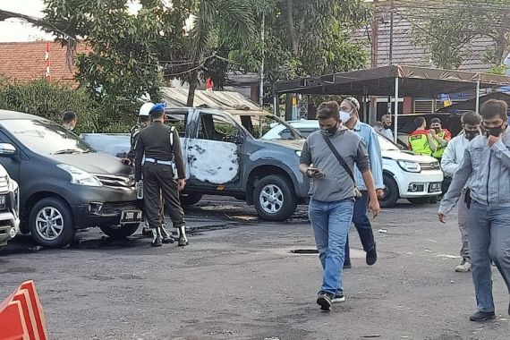Mapolsek Ciracas Diserang, 2 Polisi Terluka, Mobil Wakapolsek Hancur - JPNN.COM