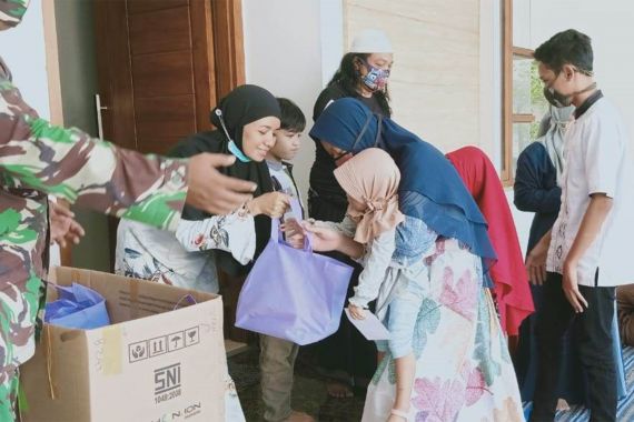 Laskar Ngawi Berburu Berkah di 2 Kota saat Lebaran Anak Yatim - JPNN.COM