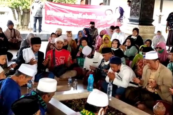 Kiai Mas Mansyur dan Santri At Tauhid Doakan Eri Cahyadi di Depan Makam Bung Karno - JPNN.COM