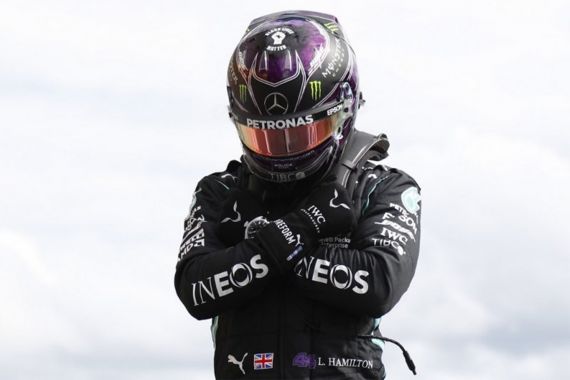 Mengharukan, Lewis Hamilton Persembahkan Pole Untuk Chadwick Boseman - JPNN.COM