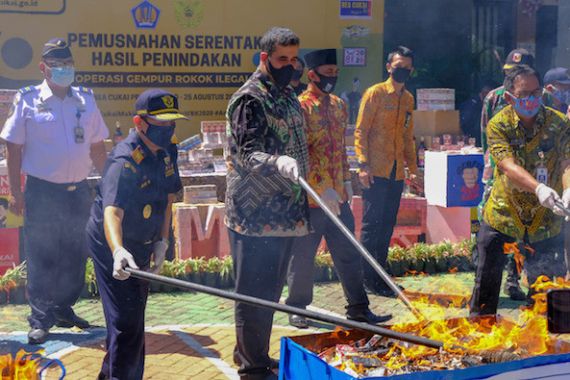 Bea Cukai Musnahkan Jutaan Batang Rokok Ilegal di Aceh dan Probolinggo - JPNN.COM