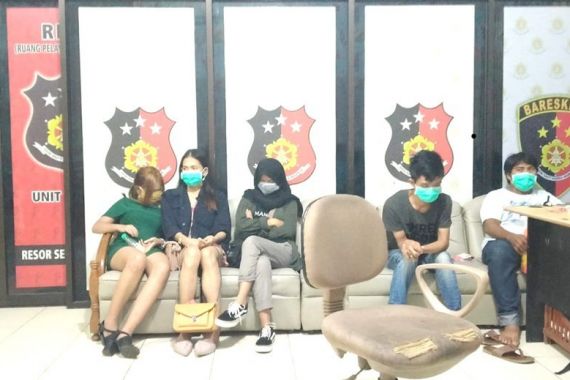 2 Wanita dan Satu Pria di Kamar Hotel, Asyik Main Begituan, Ada yang Jilbab - JPNN.COM