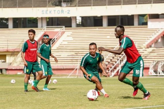 Jelang Hadapi Liga 1 2020, Persebaya Gelar Latihan Perdana Secara Tertutup - JPNN.COM