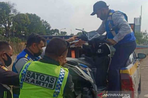 Motor Masuk Tol Jakarta-Cikampek, 3 Penumpang Jatuh Tersenggol Pajero - JPNN.COM