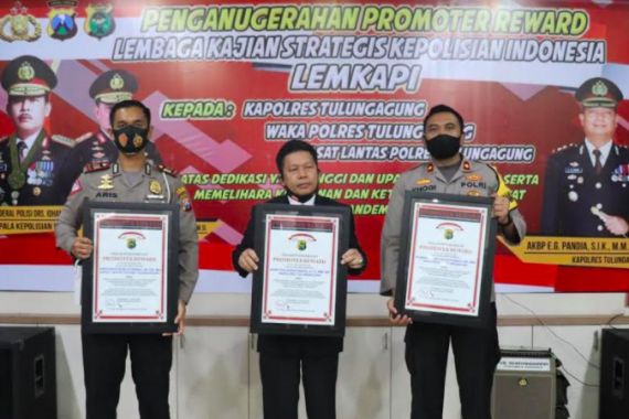Selamat, Tiga Perwira Polisi Berprestasi di Polres Tulungagung Raih Penghargaan Lemkapi - JPNN.COM