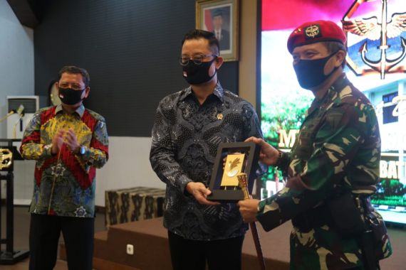 Mensos Juliari Serahkan Empat Unit Kendaraan Operasional ke Kopassus - JPNN.COM