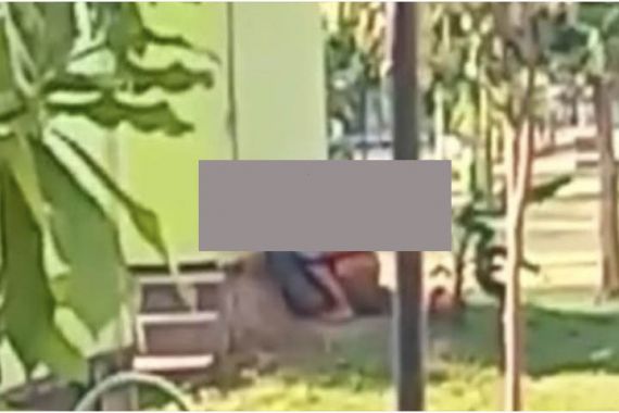 Siang Bolong, Ada Pasangan Saling Tindih Mesra di Tengah Taman, Videonya sudah Tersebar - JPNN.COM