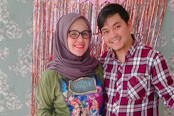 3 Berita Artis Terheboh: Istri Indra Bekti Tak Malu Menggalang Dana, Adele Terharu - JPNN.COM