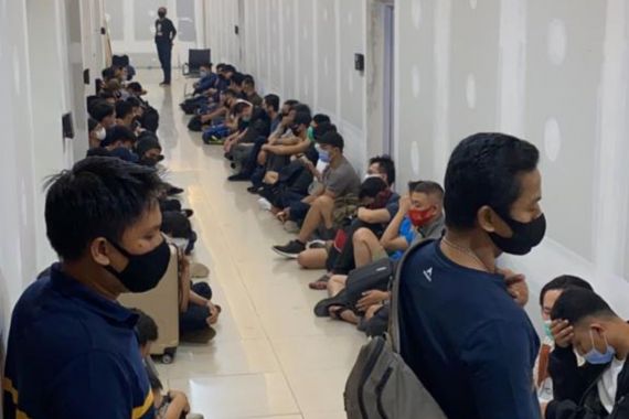 Gerebek Apartemen di Kuningan, Polisi Dapati Puluhan Pria Tanpa Busana di Kamar - JPNN.COM