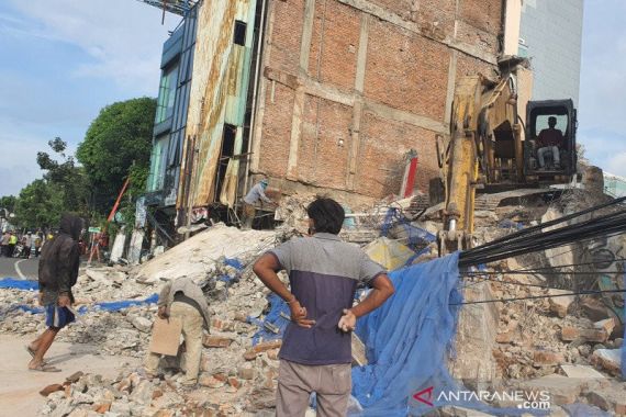 Gedung di Kyai Caringin Jakpus Tiba-tiba Ambruk, Begini Kesaksian Warga - JPNN.COM