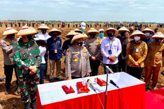 Jenderal Bintang Tiga Turun ke Lapangan, Ikut Tanam Jagung di Lahan 350 Hektare - JPNN.COM