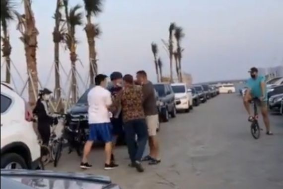 Pria Mengaku Polisi Damprat Pesepeda di PIK, Akhirnya Minta Maaf - JPNN.COM