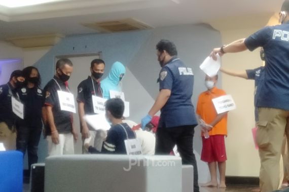 9 Pria Menunjukkan Adegan Pesta Gay Penuh Gairah di Hadapan Polisi, 47 Orang Dipanggil jadi Saksi - JPNN.COM