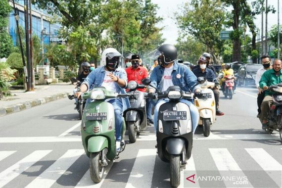 Lihat Tuh Si Bobby Menantu Jokowi, Ke KPU Pakai Vespa, Katanya Ada Hubungan Sama Medan - JPNN.COM