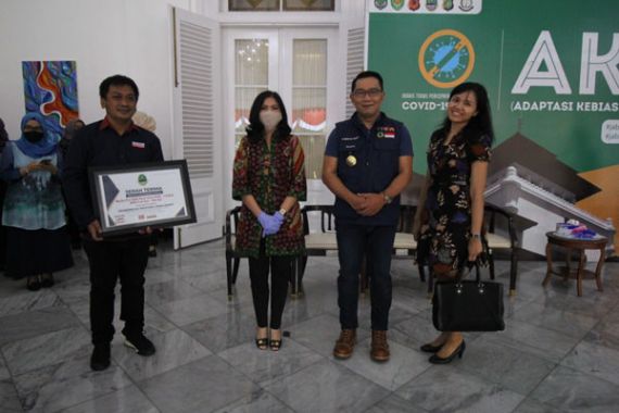 Ridwan Kamil dan Bupati Karawang Mengapresiasi Bantuan Mesin PCR dari Sampoerna - JPNN.COM