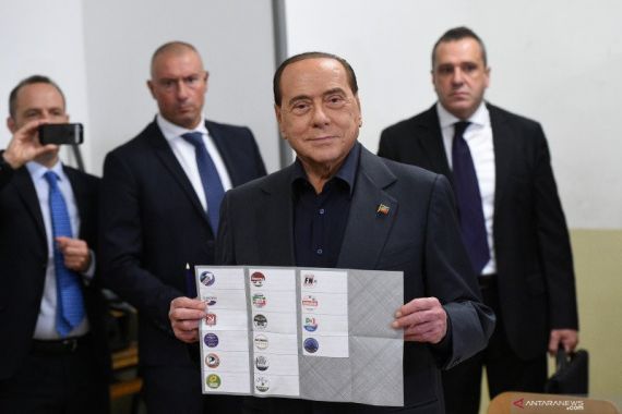 Kena Corona, Eks PM Italia Silvio Berlusconi Dilarikan ke Rumah Sakit - JPNN.COM
