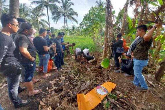 Muslimin Ditangkap, Polisi Bongkar Petak Sawah Cari Kerangka Korban Pembunuhan 8 Tahun Lalu - JPNN.COM