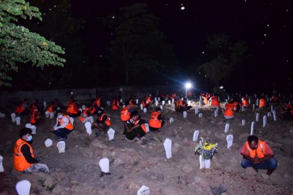 Melanggar, 54 Orang Dihukum Berdoa di Makam Korban Covid-19 Malam Hari - JPNN.COM