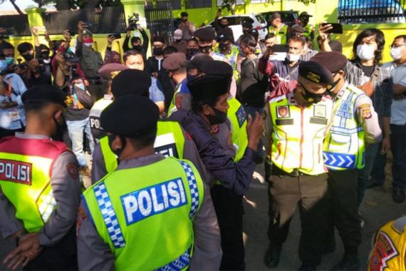 Pengin Mendaftar ke KPU, Lili Muslihat-Wida Hendrawati Gigit Jari - JPNN.COM