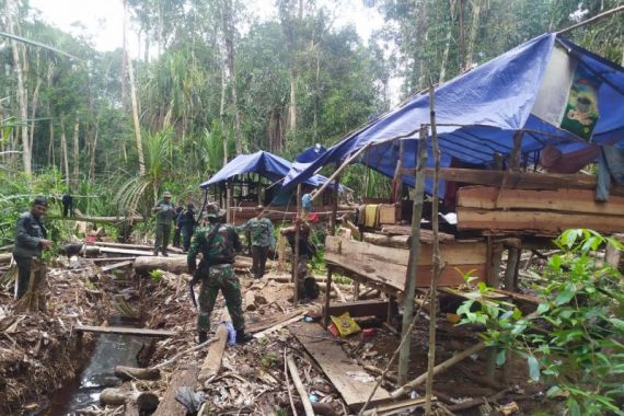 Aparat Gabungan Bersenjata Bergerak ke Dalam Hutan, 3 Orang Langsung Disergap - JPNN.COM