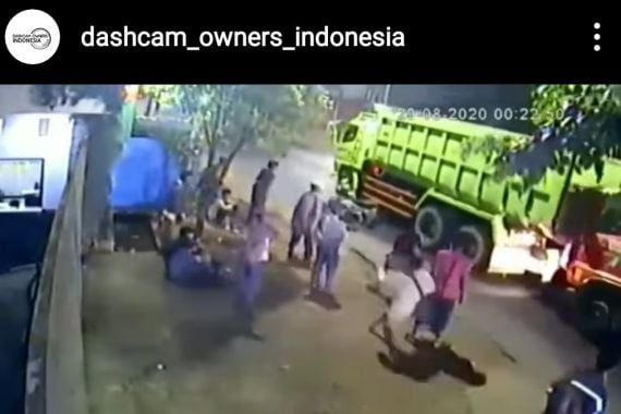 Pria Ini Terlindas Truk di Bekasi, Hanya Luka-luka - JPNN.COM