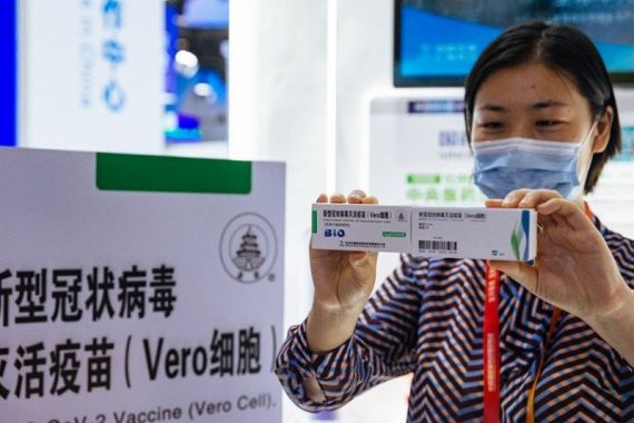 Perusahaan Tiongkok Pamerkan Vaksin COVID-19, Warga Langsung Menyerbu - JPNN.COM