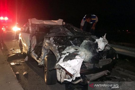 Tabrakan Empat Kendaraan di Tol Solo-Semarang: 2 Orang Tewas, 1 Mobil Terbakar - JPNN.COM