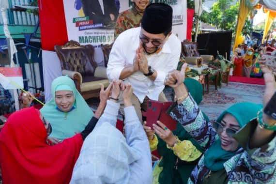 Survei Poltracking Indonesia, Masyarakat Surabaya Pilih Machfud Arifin-Mujiaman - JPNN.COM