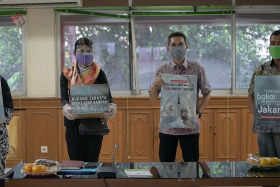Koalisi Langit Biru Jakarta Serahkan Petisi kepada DLH Pemprov DKI - JPNN.COM
