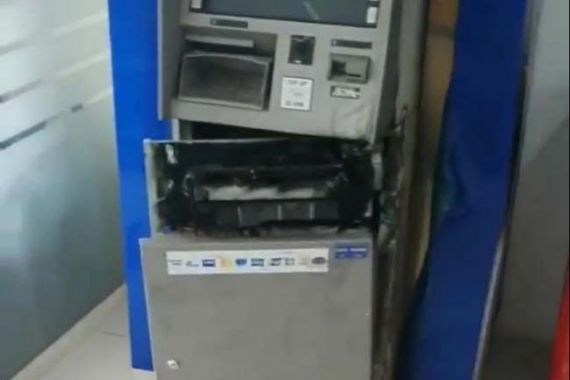 Mesin ATM Dibobol dengan Cara Mengelas, Kehabisan Bahan, Kawanan Pelaku Malah Melakukan Ini - JPNN.COM