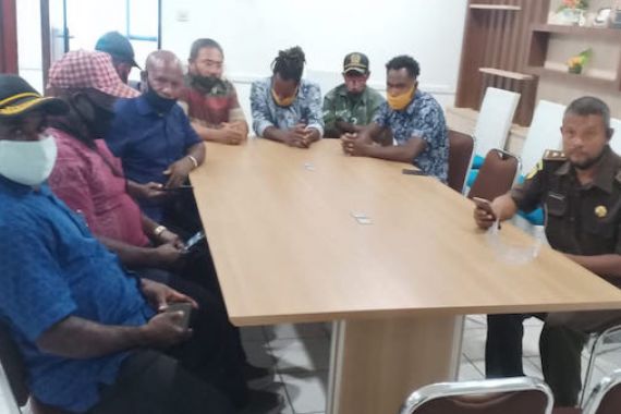 25 Kepala Kampung di Puncak Jaya Kompak Mengadu ke Kejati Papua, Ada Apa? - JPNN.COM