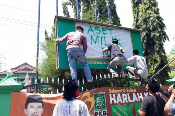 Kantor PKB Diambil Alih Massa Kader Nahdlatul Ulama Kediri - JPNN.COM