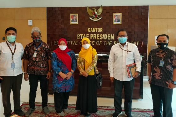 Bawa Kabar Baik dari Istana, Titi Honorer K2 Makin Semangat - JPNN.COM