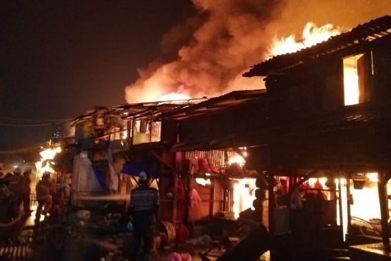 Api Lahap 10 Rumah dan 50 Kios di Kawasan Padat Penjaringan - JPNN.COM