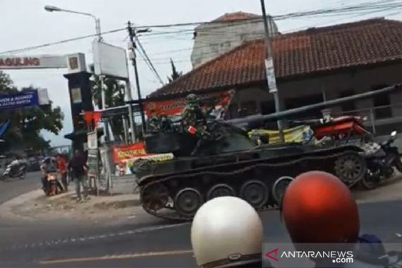 Waduh! Tank TNI AD Tabrak 4 Motor dan 1 Gerobak Tahu - JPNN.COM