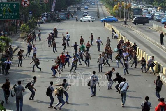 Tawuran Pelajar di Tangerang, 1 Tewas, Polisi Kejar Pelaku   - JPNN.COM