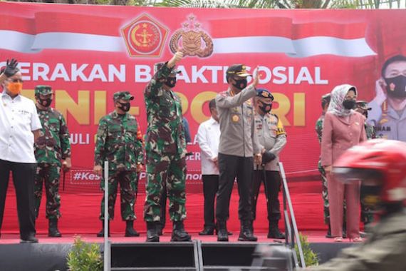 TNI-Polri Gelar Bakti Sosial Peduli Covid-19 - JPNN.COM