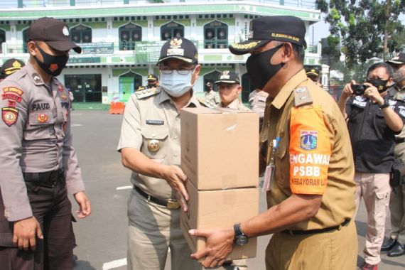 PSBB Diperketat, Pemkot Jaksel Bagikan Ribuan Masker untuk Warga - JPNN.COM