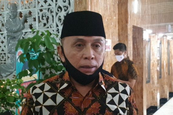 Iwan Bule Semangati Petugas Damkar yang Berjuang Padamkan Kebakaran di TPA Sarimukti - JPNN.COM