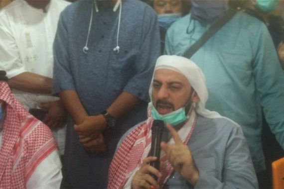 Usai Ditusuk, Syekh Ali Jaber Ternyata Sempat Melindungi Pelaku Agar Tidak Diamuk Massa - JPNN.COM